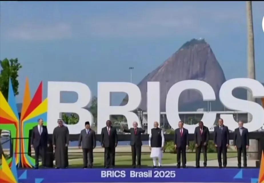 印度在2025年巴西举行的金砖峰会，合照抢了个C位。此次金砖峰会在巴西举行，巴西