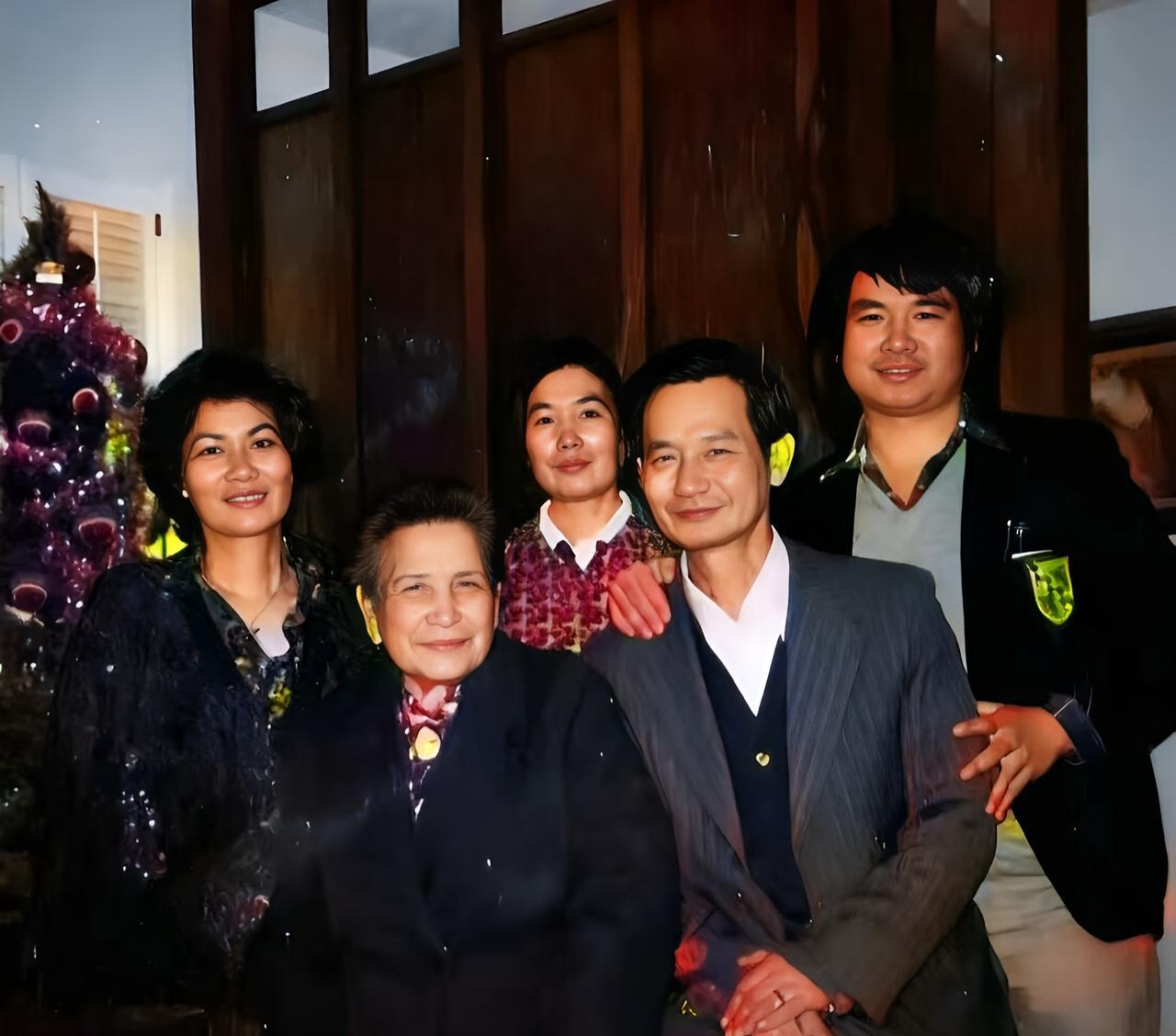 这是吴石将军的遗孀王碧奎与四个孩子在一起。王碧奎的几个孩子都非常的长寿。长子吴韶