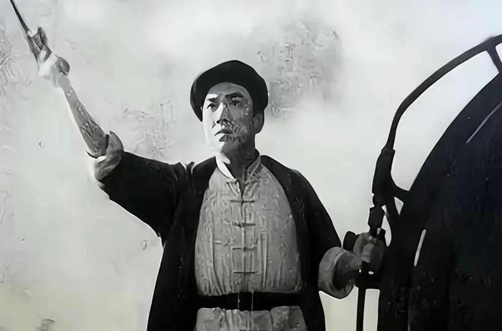 1956年拍《铁道游击队》，男演员死活跳不上飞奔的列车，急坏了整个剧组。这时旁边