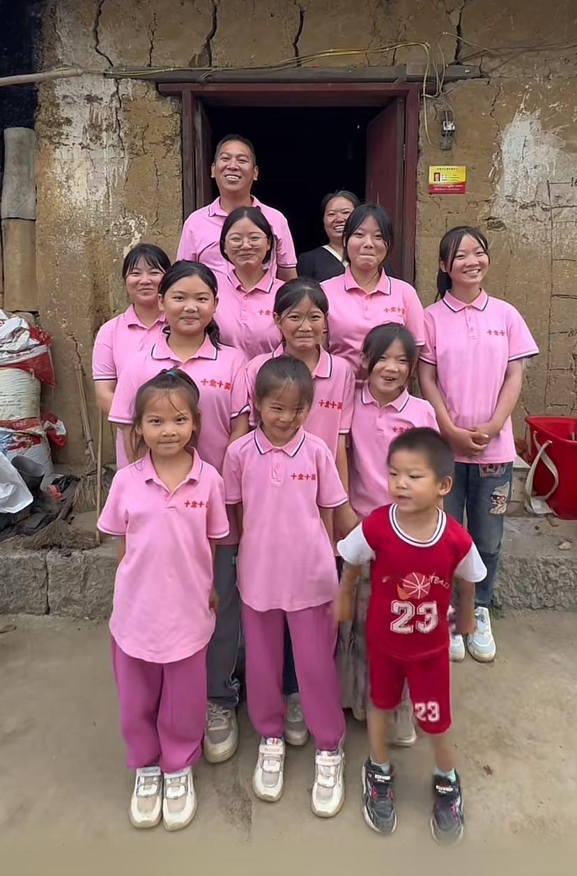 佩服，一对贵州夫妇18年生下10个孩子，九女一儿，母亲引以为傲，父亲更是高兴的乐