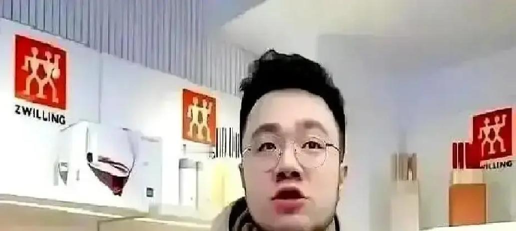 缺席的家长会，他记了30年英达从没出现在巴图的班级群里。老师发通知，永远是