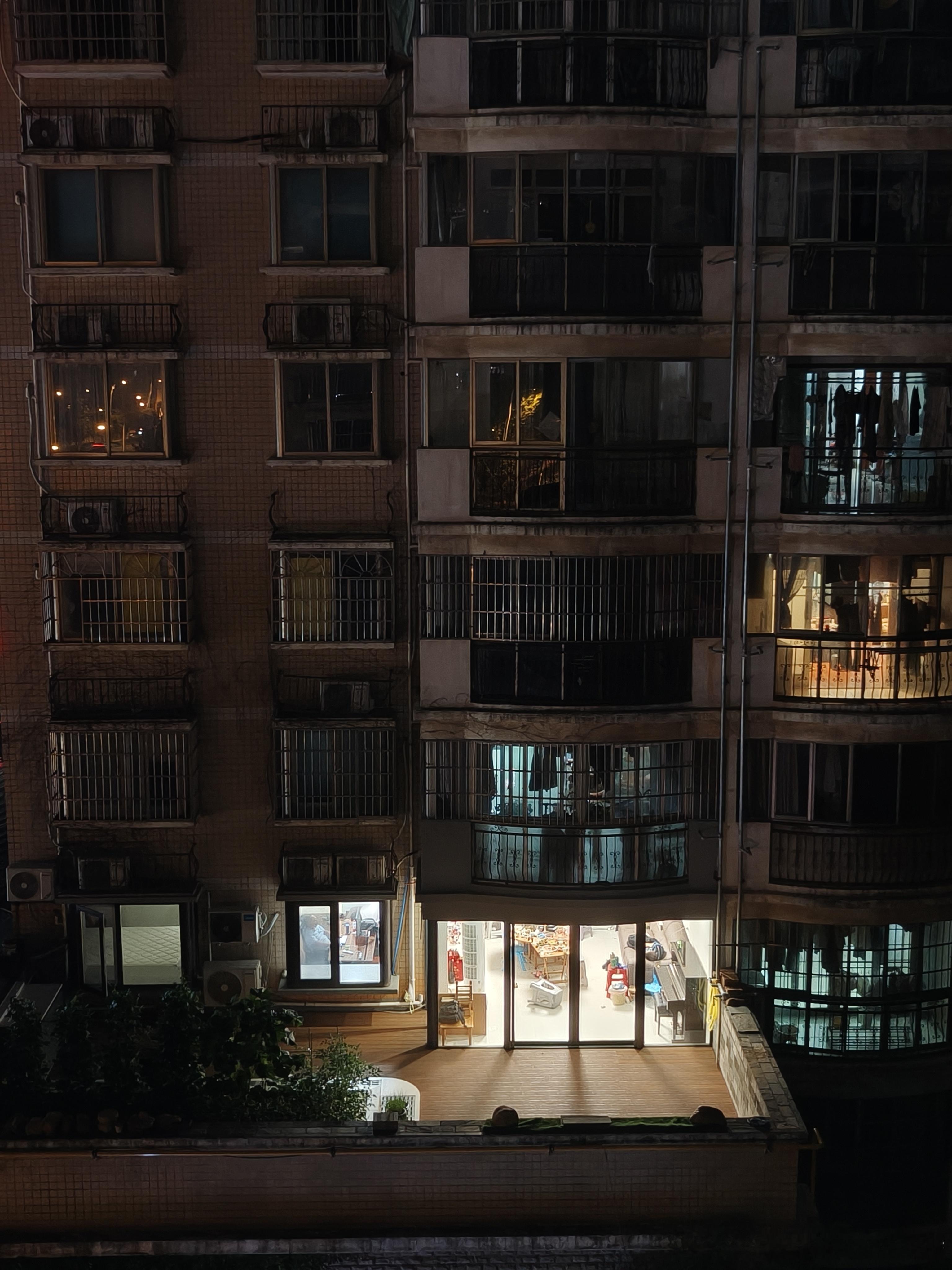 好羡慕这个二层的房主，就他们有这么大一个阳台还是露台