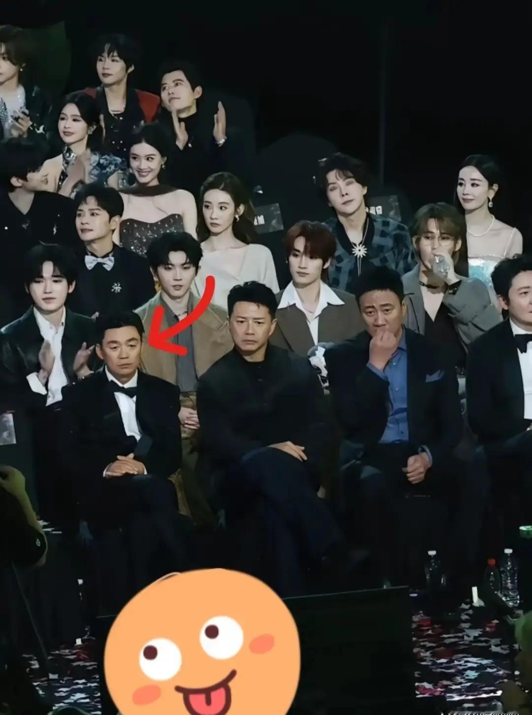 王宝强一个侧踢，官方媒体连夜转发。不是武术多惊艳，是那张黝黑带汗的脸，太久没见