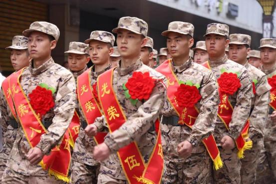 国防部已明确发出通知，凡家中有年满18周岁男性青年的家庭，以及青年本人，都须高度