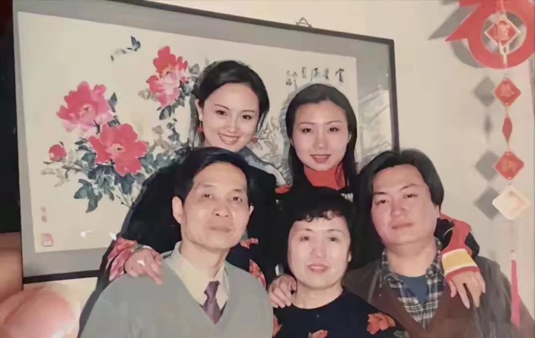 朱媛媛与父母、哥哥姐姐的全家福，朱媛媛真会长，全都吸收爸妈的优点，一家颜值最高，