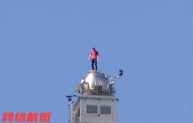 台北101大楼在世人的瞩目里，被世界攀岩大师在无保护之下，徒手成功登顶令人觉得不