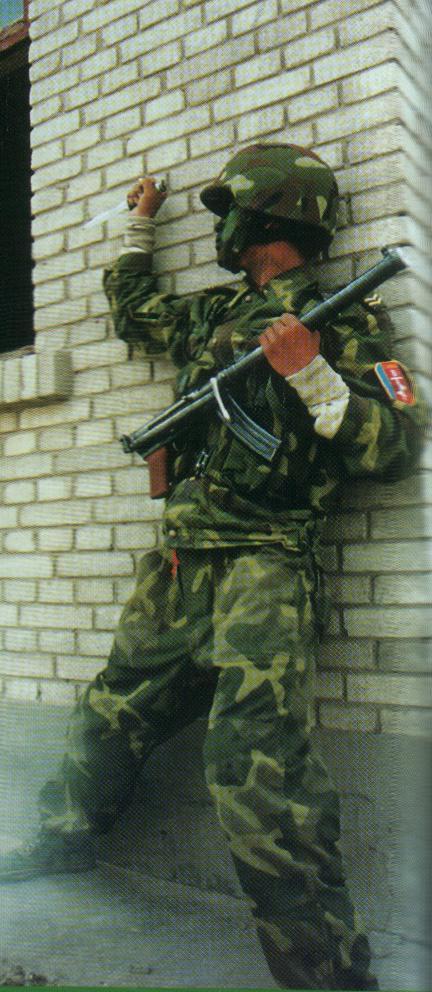 早期特种部队士兵与85微声冲锋枪