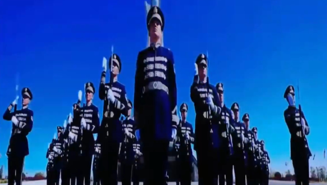 乌兹别克斯坦6架歼-10CE接机仪式画面，作为背景板出现，注意垂尾国旗已经可见。