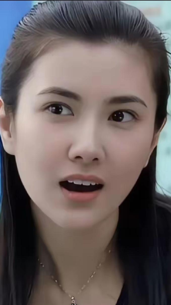边潇潇，就美人扎堆的娱圈子，也算是顶级美女。但漂亮不是她准一的标签。她是笑靥