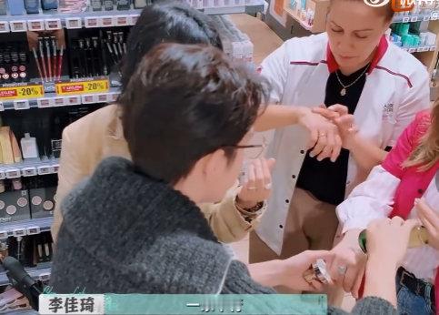 做自己热爱的事情真的很爽毕雯珺跟着小分队学习谈判，认真的样子好圈粉！在热爱的路上