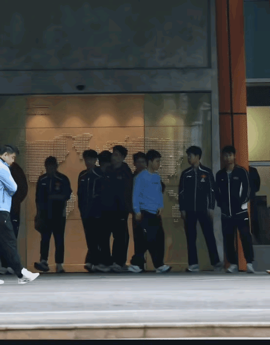 3月21日一大早新鲜的头哥！国乒成都封训每天都起得很早，很辛苦。瞧瞧国乒男队往