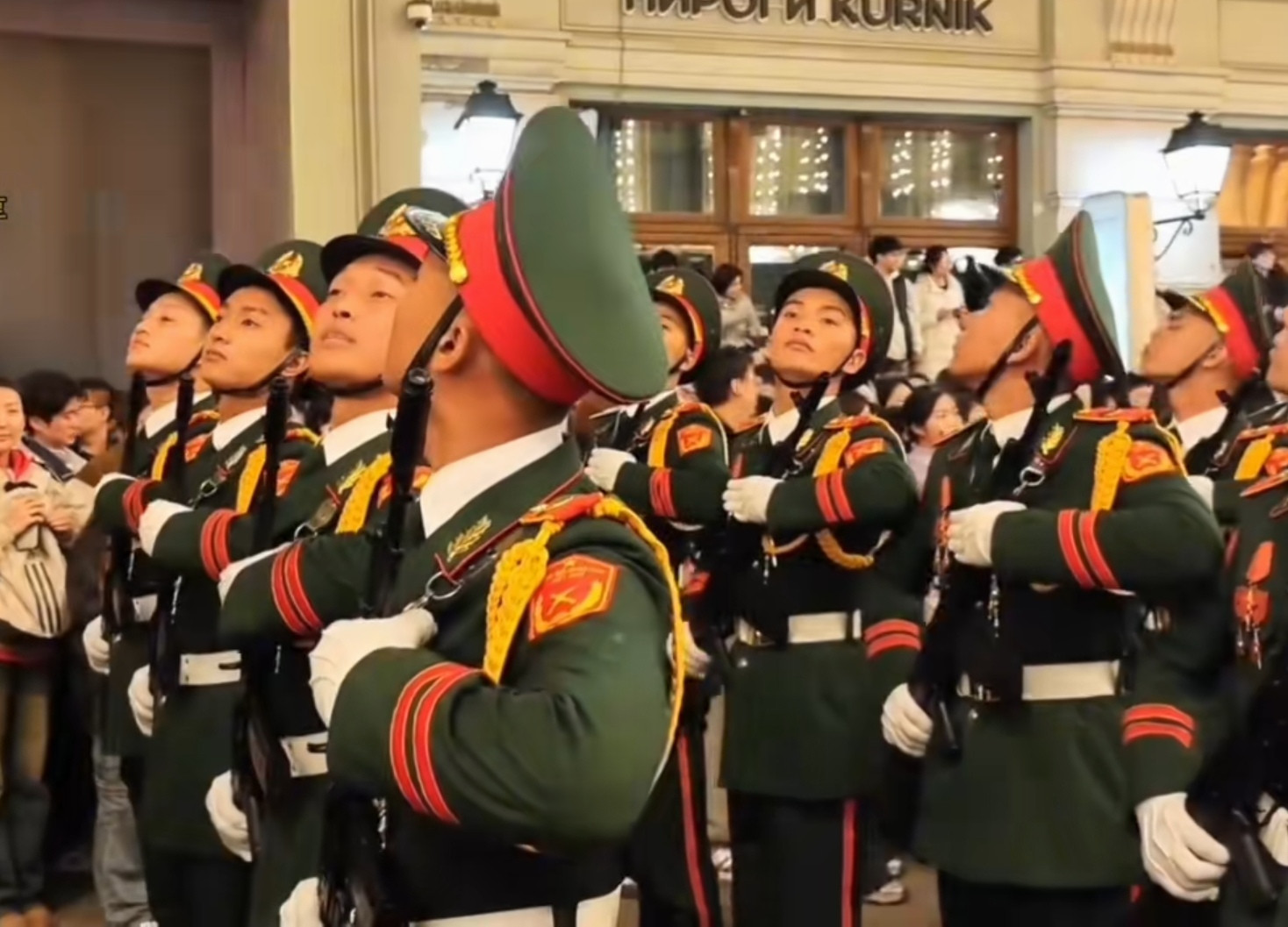 学俄罗斯，却没学到俄国士兵的霸气与傲气；学北国，也没学到北国军队战无不胜的精气神，这便是越南仪仗队的