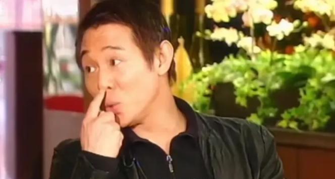 多年前，李连杰的西藏师傅告诉李连杰让他把自己鼻子上的一个痦子去掉，李连杰便听话的