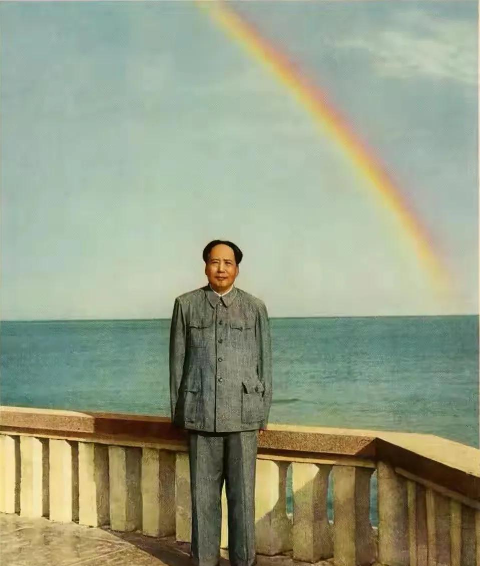 1958年3月8日至26日期间，在成都举行会议，毛主席在工作人员陪同下游览都江堰