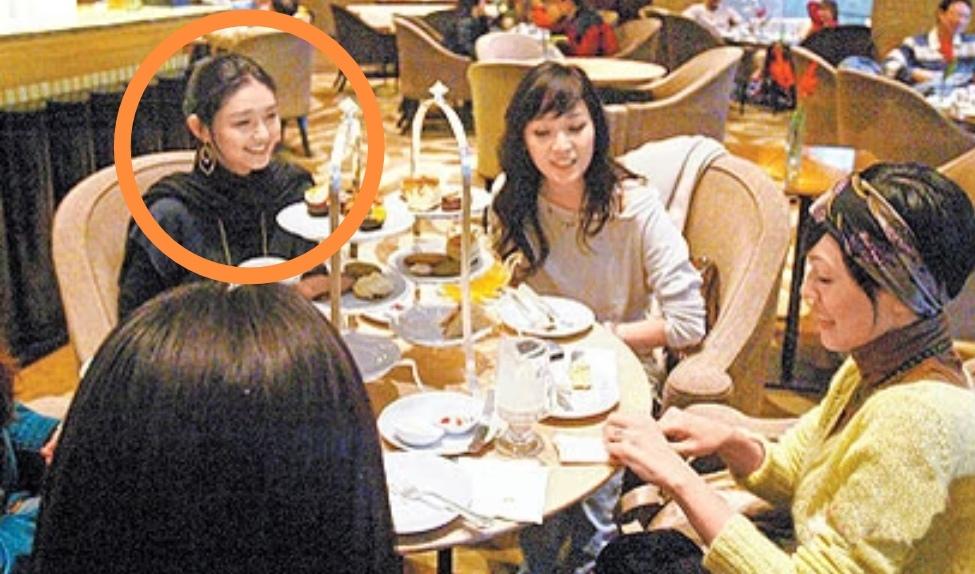 大S婚前真的活得精致又体面。私下里和小S还有一众闺蜜在餐厅小聚，哪怕是日常饭局，