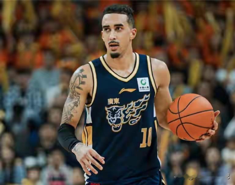 奎因被挖墙角，广东正在极力挽留！今天传来广东男篮最终消息，广东外援奎因，因为在