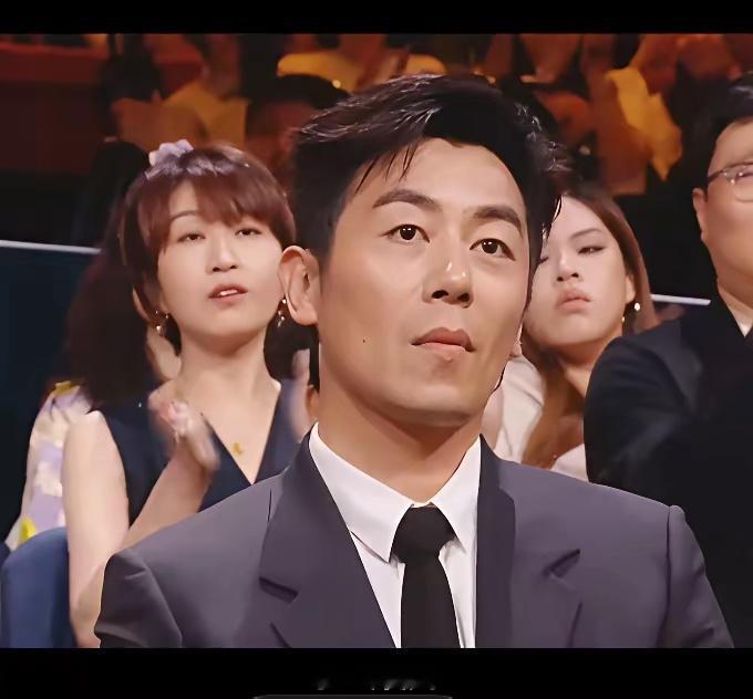 从朱亚文的表情来看，他对自己拿奖确实有点意外，自从当年点评郭麒麟的事情后，朱亚文