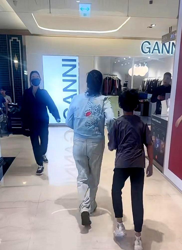 汪小菲连双鞋都买不起？8岁儿子被指着鼻子骂寒酸。张兰在商场里，一个没留神，