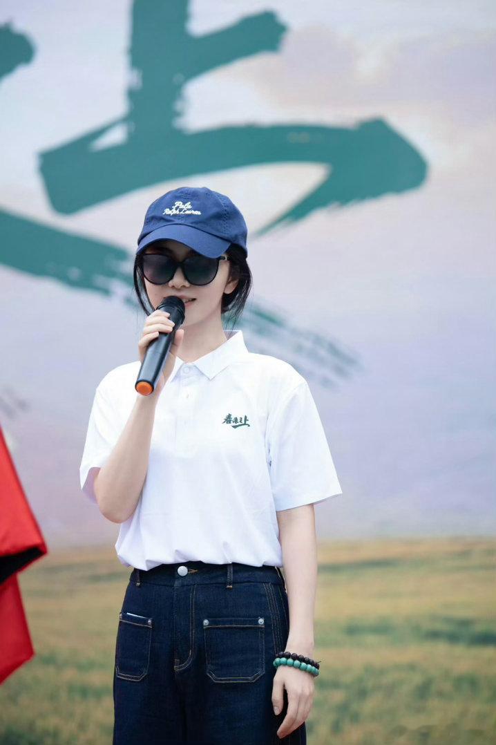 谭松韵和我对视了谭松韵新剧检察官造型绝了✨！制服低马尾姐感拉满，对视那刻心花怒