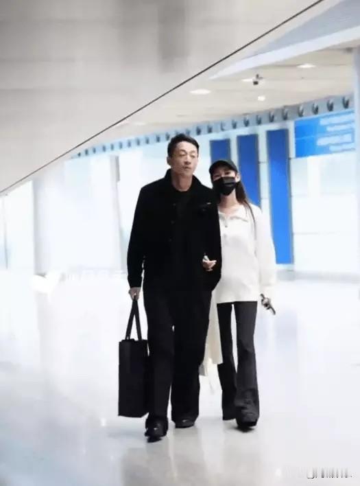 《汪小菲新妻孕相藏不住？机场小腹隆起引热议，豪门孕事暗藏三大玄机》北京机场