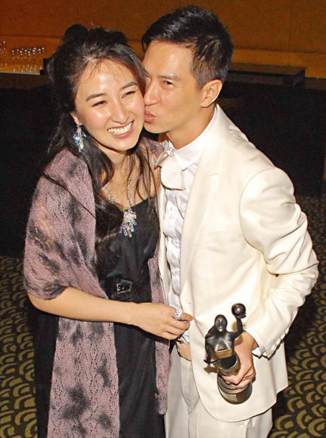 1993年，张家辉在女友关咏荷的别墅洗了个澡后，出来就提分手：“我住的房子都没有