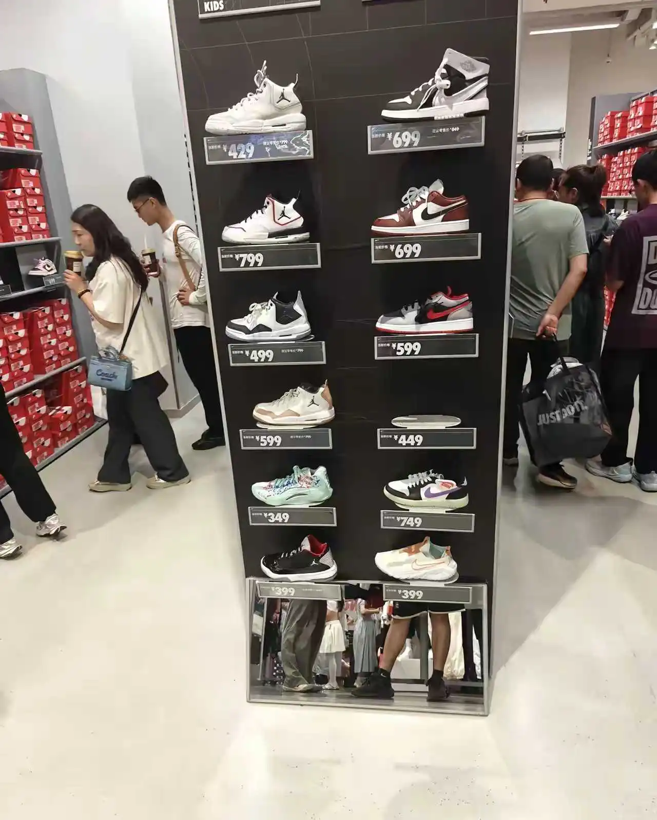 你的月工资可以买多少双耐克鞋？