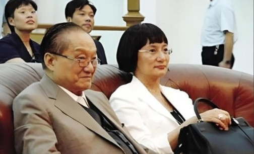 1976年，金庸出轨林乐怡后，便提出离婚，妻子平静地说：“离婚可以，但有个条件就