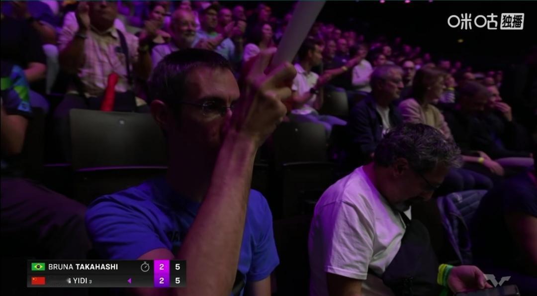 大迪好样的，球不落地永不言弃！决胜局大迪5：6落后进入场外暂停时，现场那些