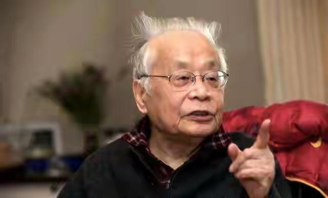 何祚庥先生目前是网络世界里一个非常复杂的样本。在自然科学领域有功，但也有大量充满