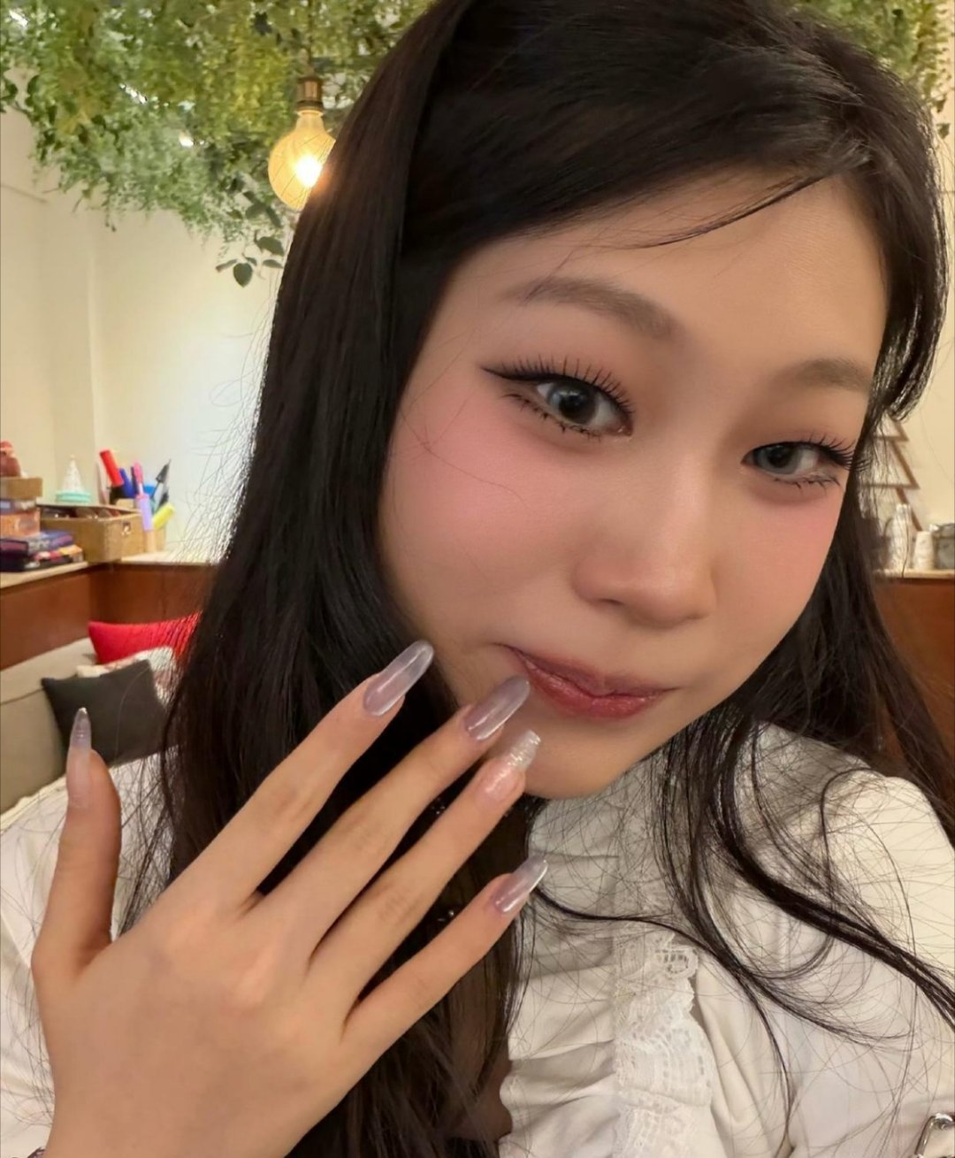 沈佳润的妆容精致又有氛围感，网友调侃，这化妆师的身价应该不低。​​​