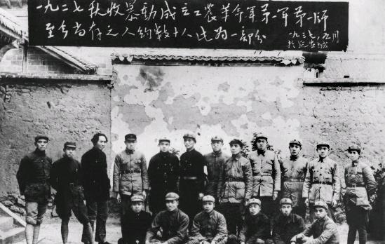 后排右二，站在贺子珍旁边的，叫胡友才，这可是秋收起义存活下来的合影，此人现在却查