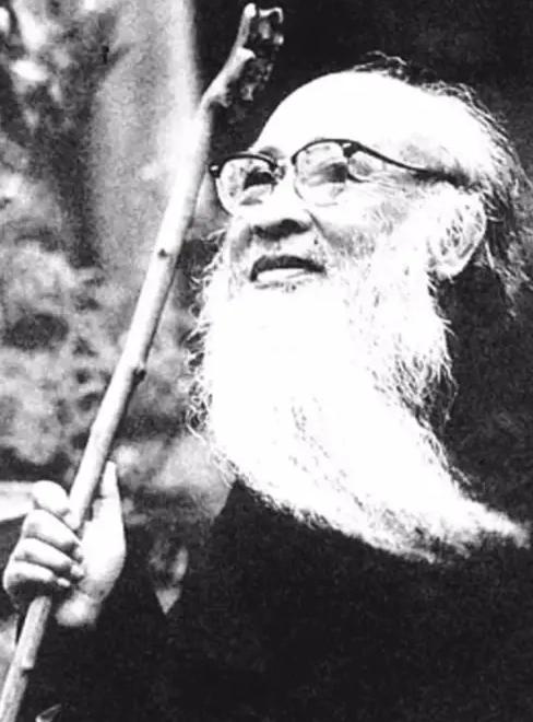 1947年的北平，张大千攥着积攒多年、足以买下一座前清王府的500两黄金，站在琉