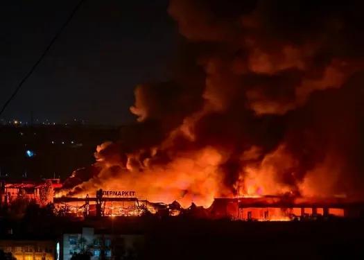 【标题】乌军无人机捅破俄后方天窗，1400公里精准爆破改写战场规则！战场节奏