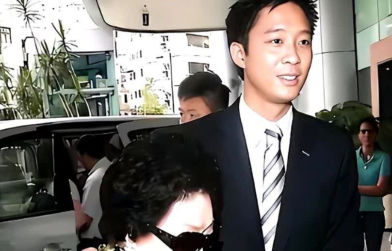 霍家有钱却不宠孩子，10岁长孙霍中曦自己坐地铁，家里没给配保镖豪车。霍中