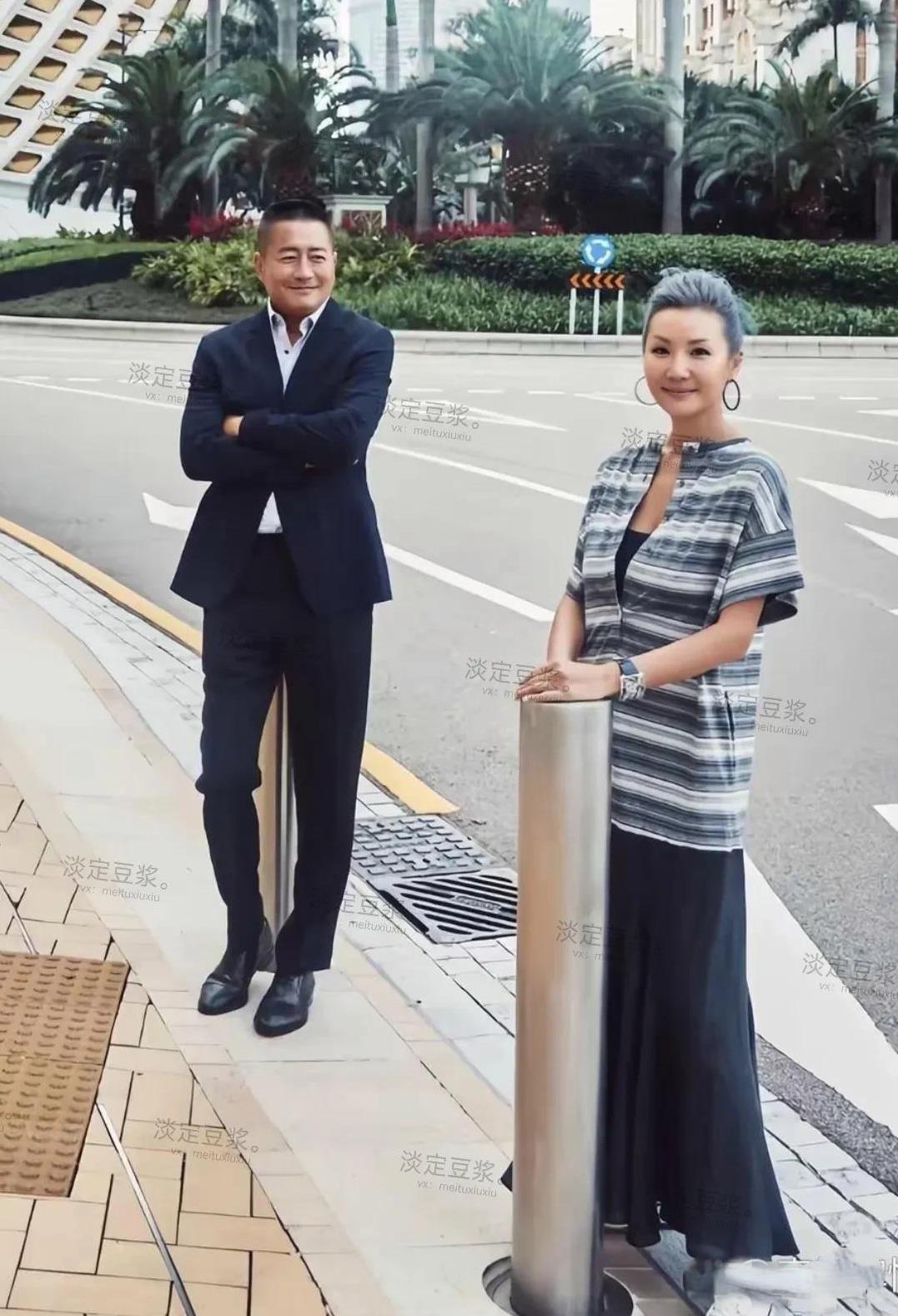 估计江珊看到这一幕肯定羡慕吧！看如今她前夫高曙光也高调晒恩爱了，前几天看他参加活