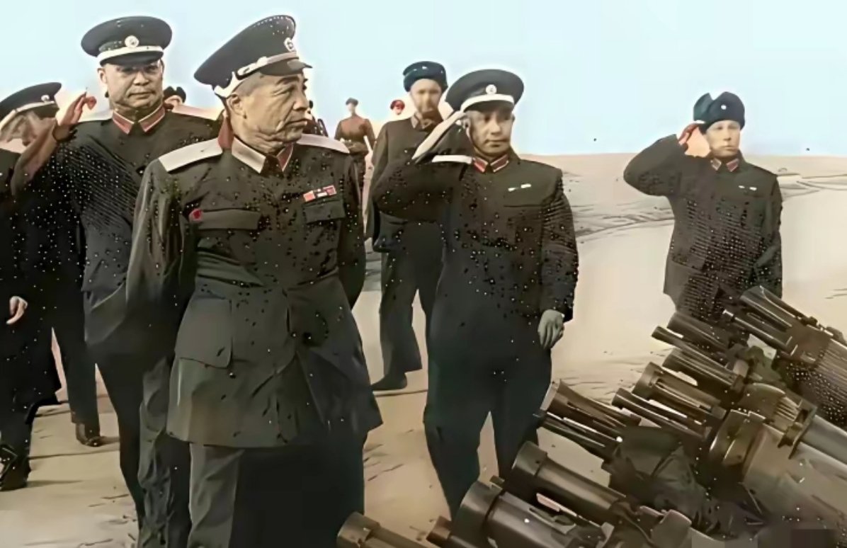 铭记历史当年，彭德怀元帅视察部队时的一幕，身着军装走在前列。他身姿挺拔且神情