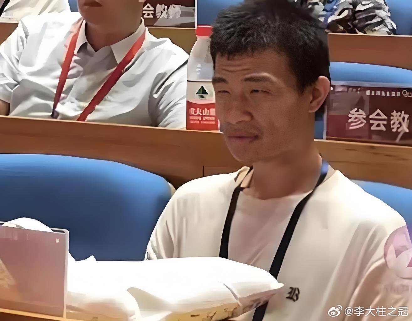 王虹导师拉里·古斯，这气质跟韦东奕差不了多少。奇人必出异相，异相必出奇才。