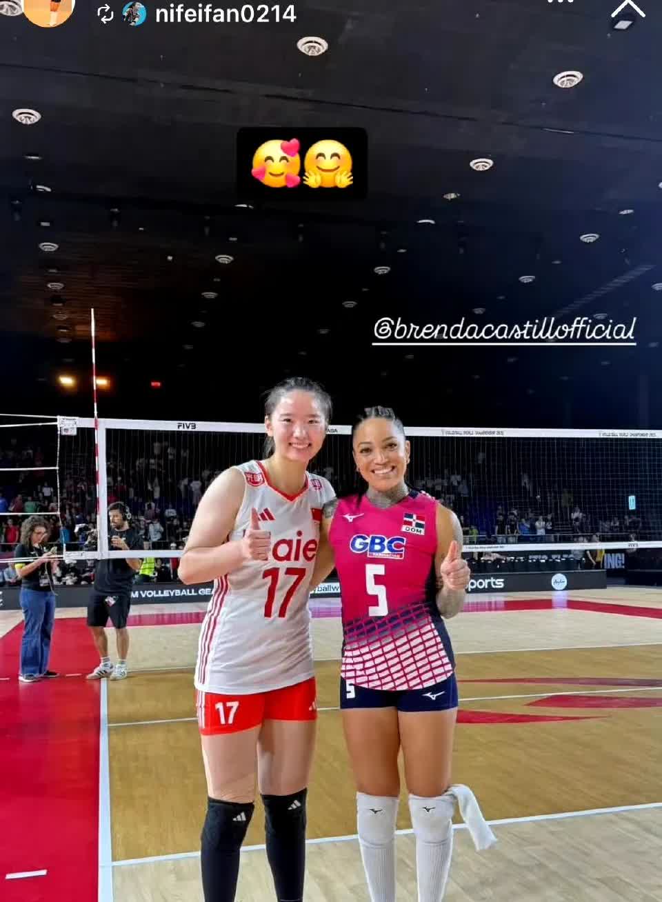 中国女排和多米尼加女排的比赛结束之后，中国女排的自由人倪非凡主动找到卡斯蒂略进行