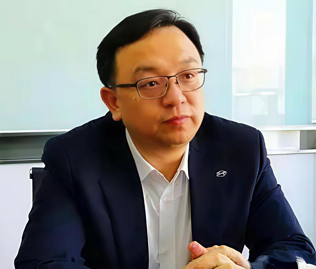 王传福这个人，我越琢磨越觉得有意思。你说一个身家千亿的全球车企老板，最雷打不