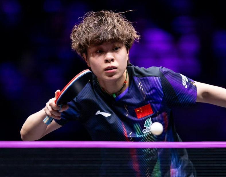 温特换了胶皮后，简直无敌了！温特换了防弧胶皮，她的正手力量本来就非常好，防弧