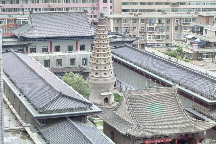 白衣寺塔静静见证金城六百年岁月在兰州庆阳路的城市闹市之中，高楼车流环绕之间，兰州