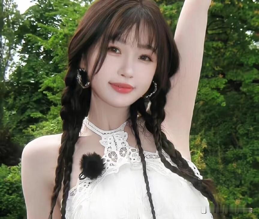 宝藏女孩她总像藏在贝壳里的珍珠，不事张扬，却在不经意间绽放温润的光。初识时