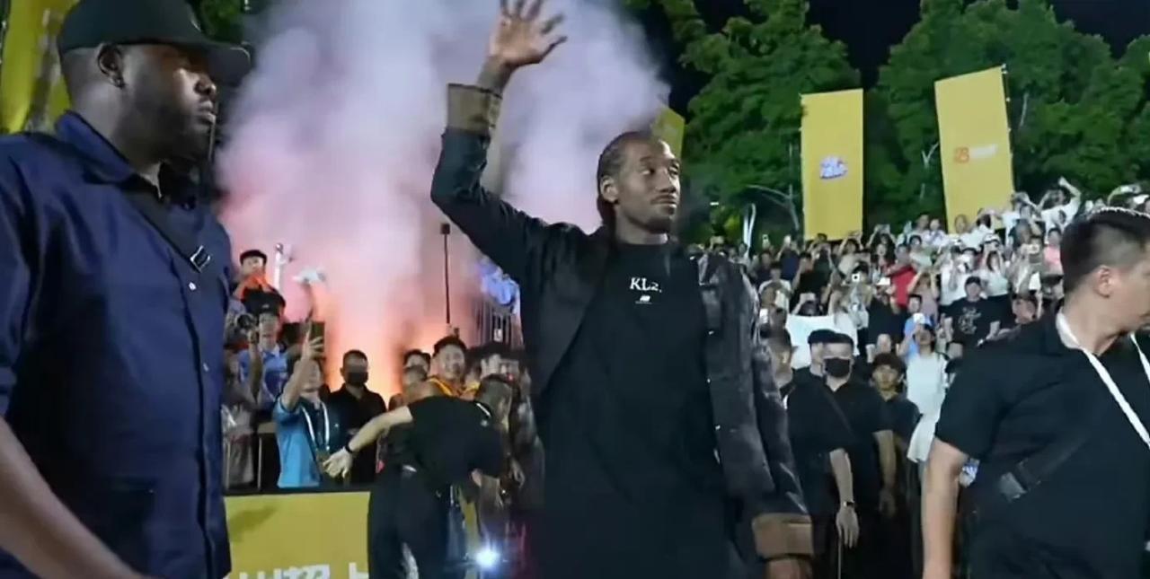 伦纳德的人气还是比不上他的队友哈登，中国传统武术也被搞成了闹剧。伦纳德的中国行