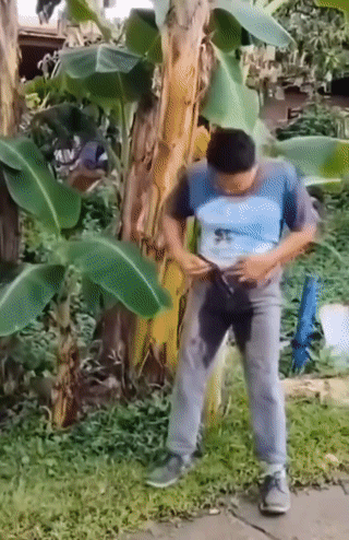 还是外国人拍的段子搞笑！人家正在撒尿呢？结果突然被人提上了裤子？最后尿湿了