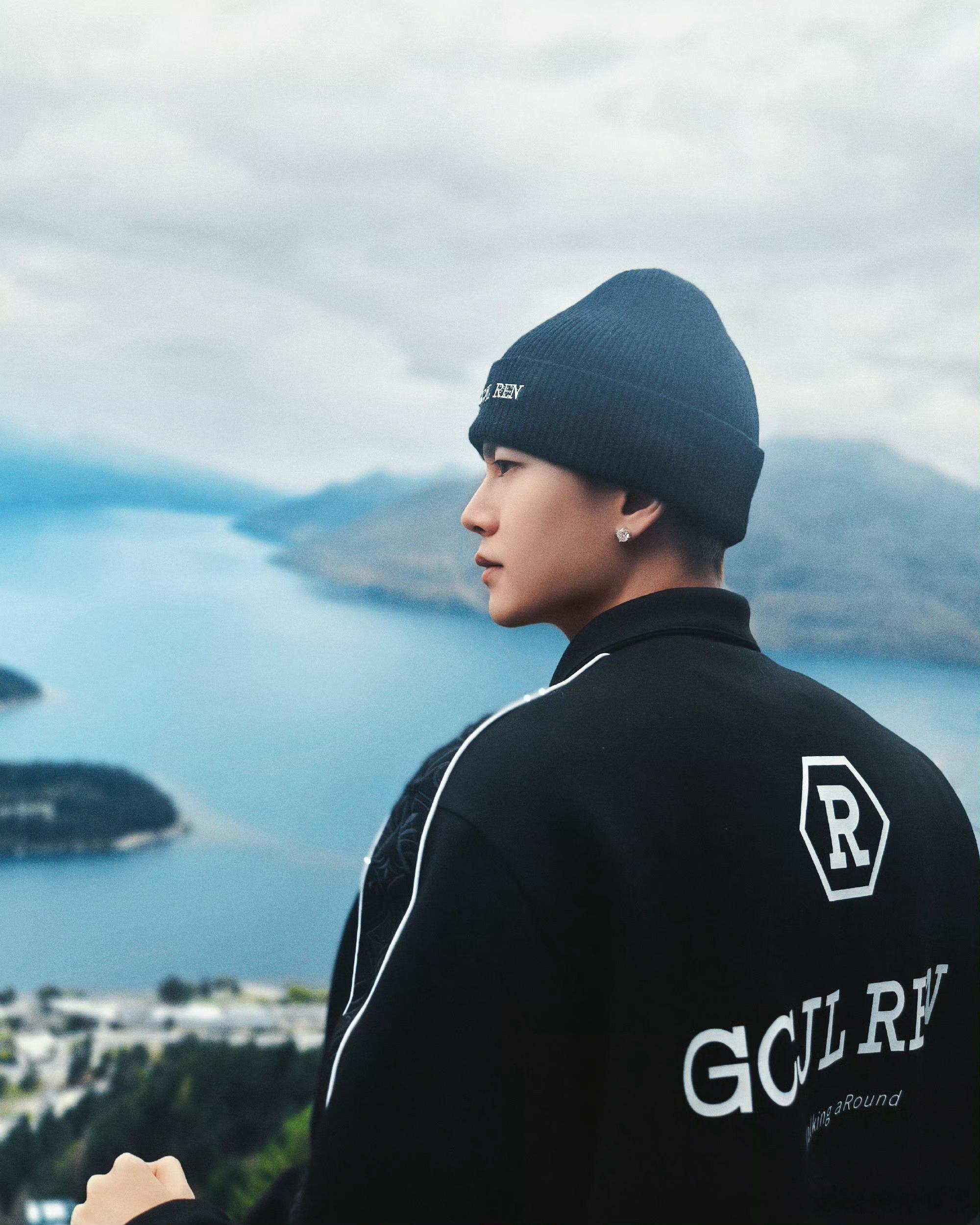 任嘉伦的旅行状态也太让人羡慕了！在湖边等一场日落，在海边拍黑白大片，这种远离喧嚣