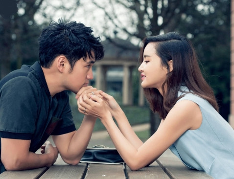 2015年，袁弘向张歆艺求婚，女方说了句让人奇怪的话：要找前夫杨树鹏商量一下，毕