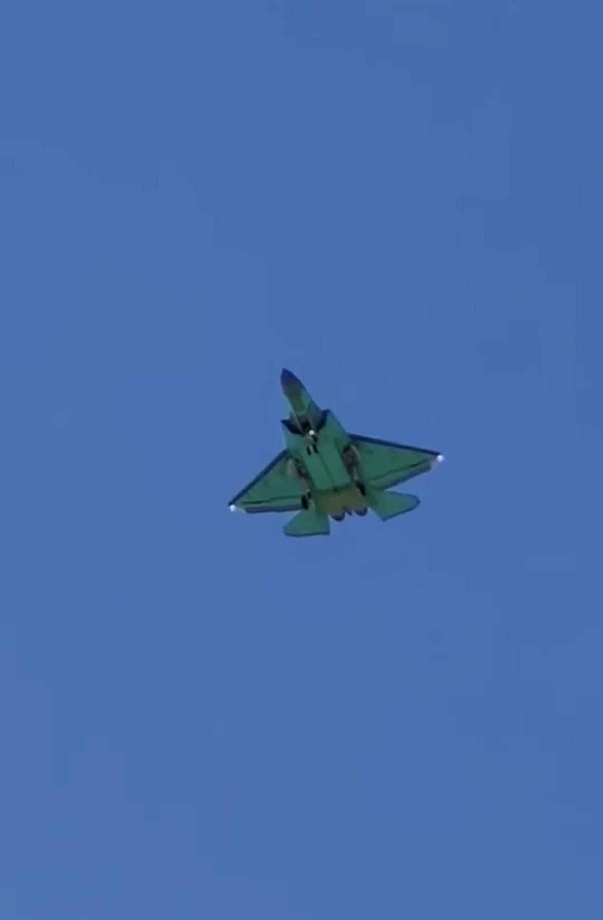 量产型J-35隐形战斗机进行出厂试飞