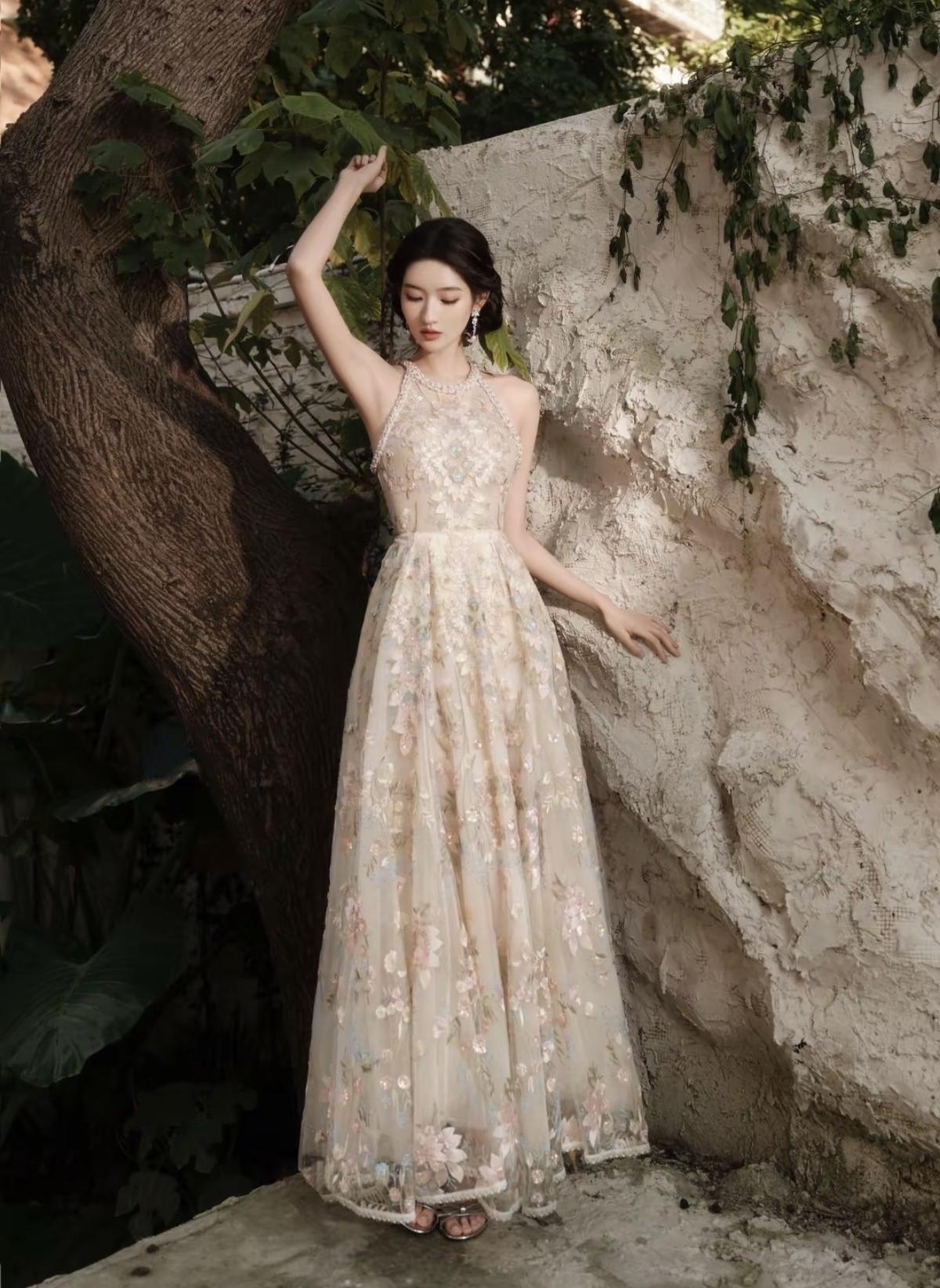 碎花漫染裙摆，挂脖设计尽显精致骨相，王玉雯这身造型，把江南水乡的温婉与灵动穿在了