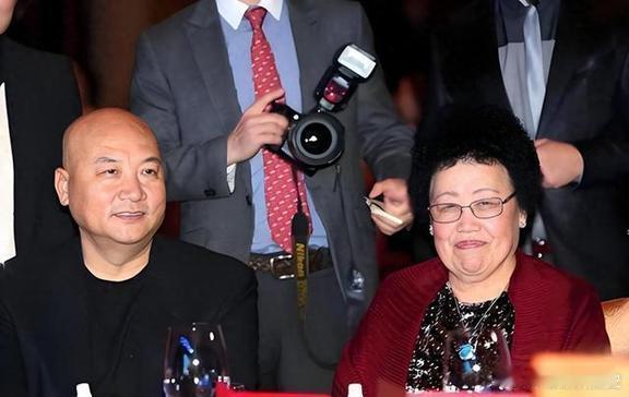 这是一个有气节的男人。老婆陈丽华比他大11岁，叶赫那拉氏，满洲正黄旗。陈丽华发家