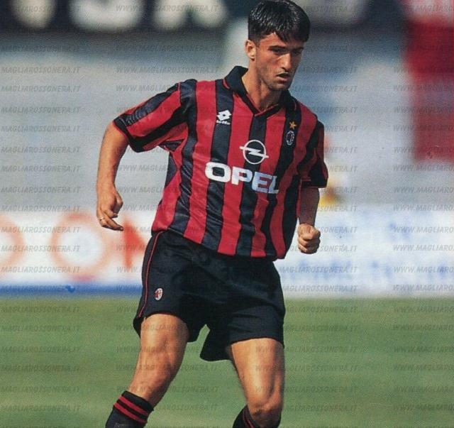 老球迷，他叫什么名字，你还记得吗？当我们打开米兰三剑客历史的那一页，就会发现荷